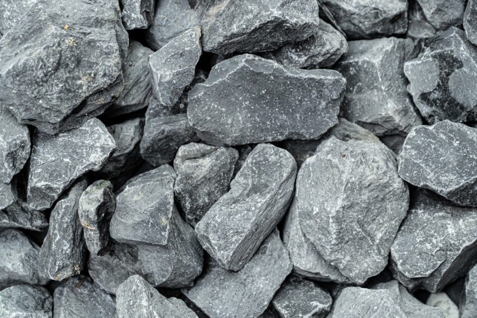 Donker blauwe kalksteen 40/63 ontgruisd B129 (1550 kg/m³)